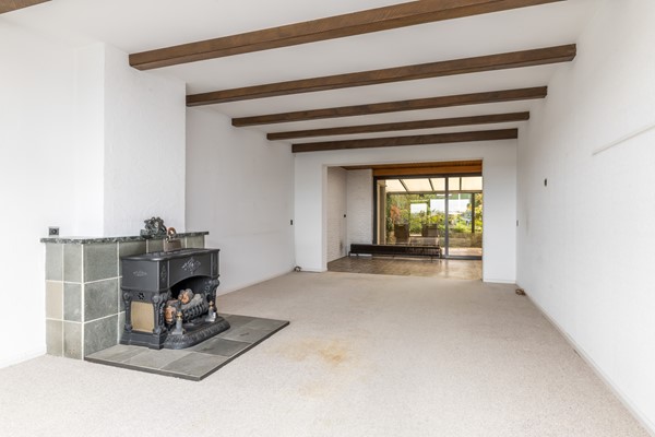 Foto - Te koop: Deels te moderniseren splitlevel drive-in woning (bouwjaar 1963) met 128 m² woonoppervlakte, 3 slaapkamers, tuin en een inpandige garage in Simpelveld